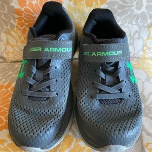 Size 1 barely worn youth Under Armor tennis shoes